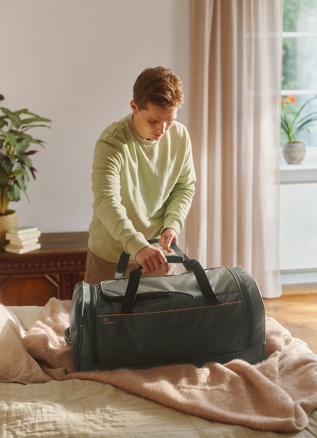 Travelite Crosslite M weekendtas  - voorkant 3 zwart