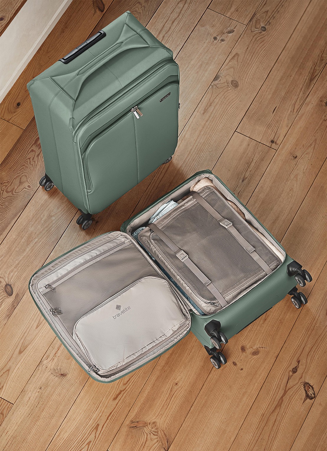 Travelite Priima S vergrootbare spinner 55 cm - voorkant 2 olijfgroen