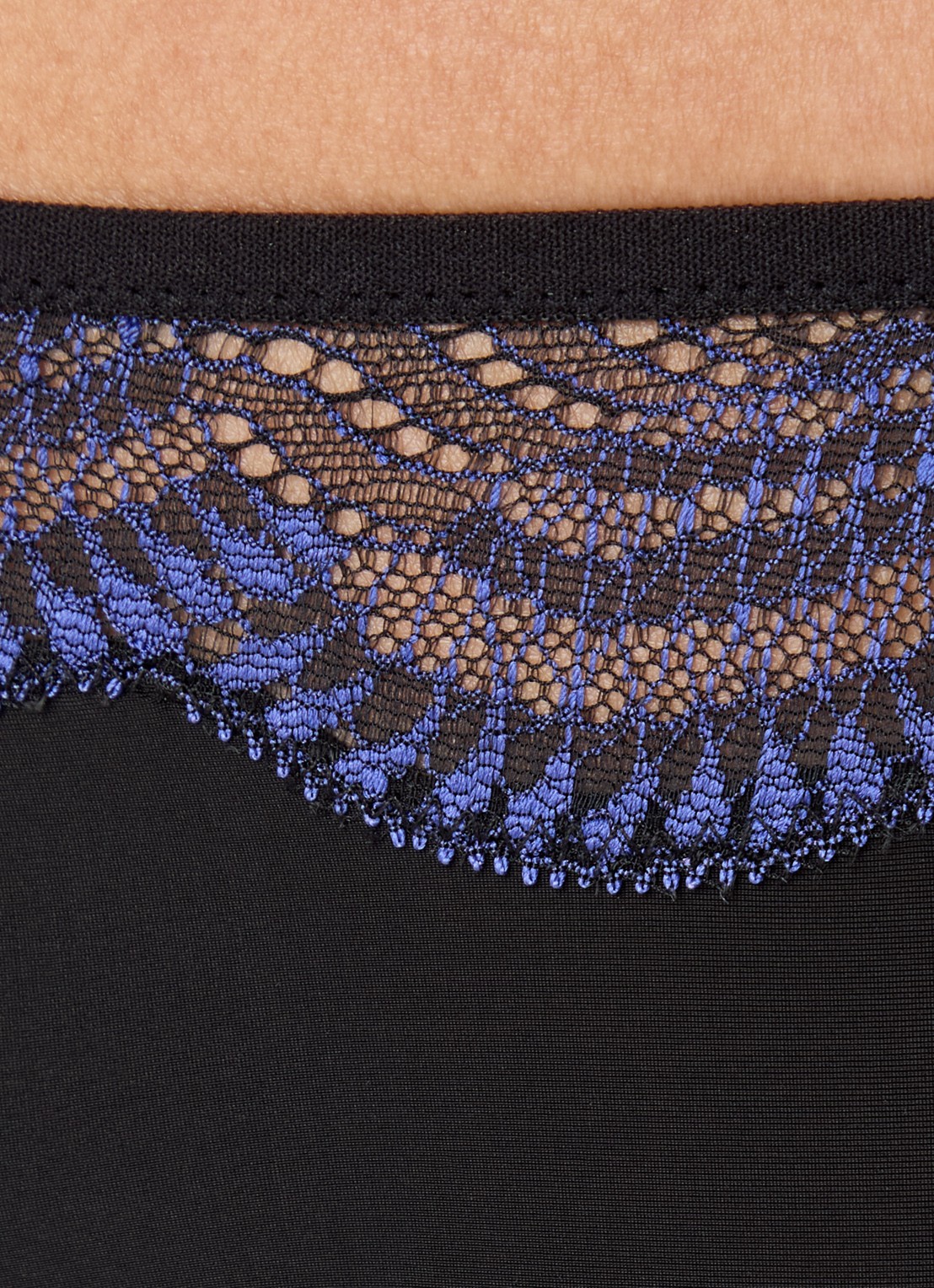 Triumph Tanga met kant - detail 4 zwart