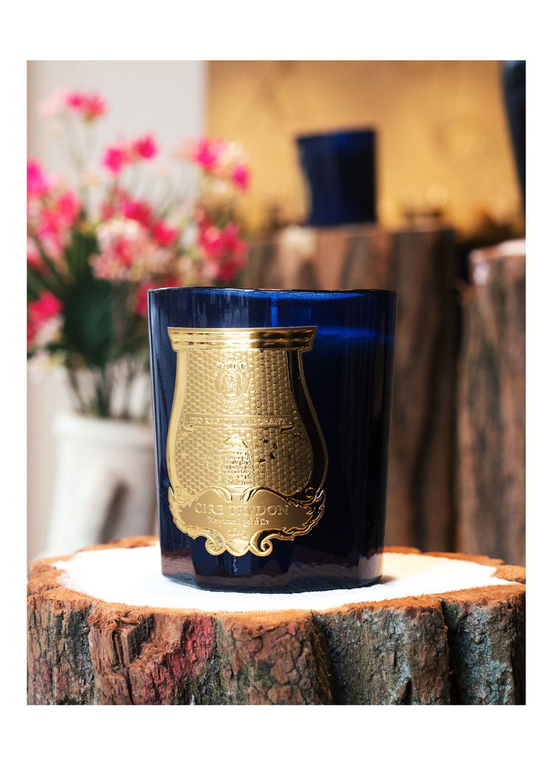Trudon Ourika geurkaars 270 gram - voorkant 2 royalblauw
