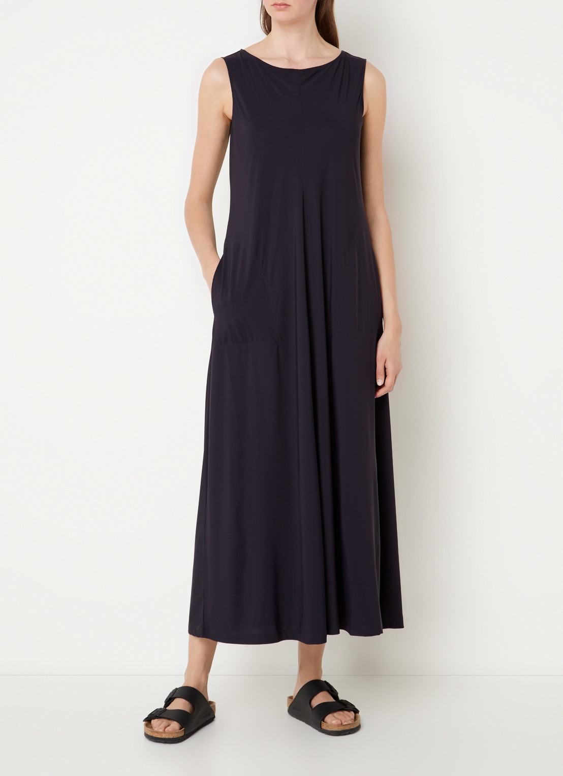 TRVL DRSS Maxi jurk van travelstof met steekzakken - detail 2 donkerblauw
