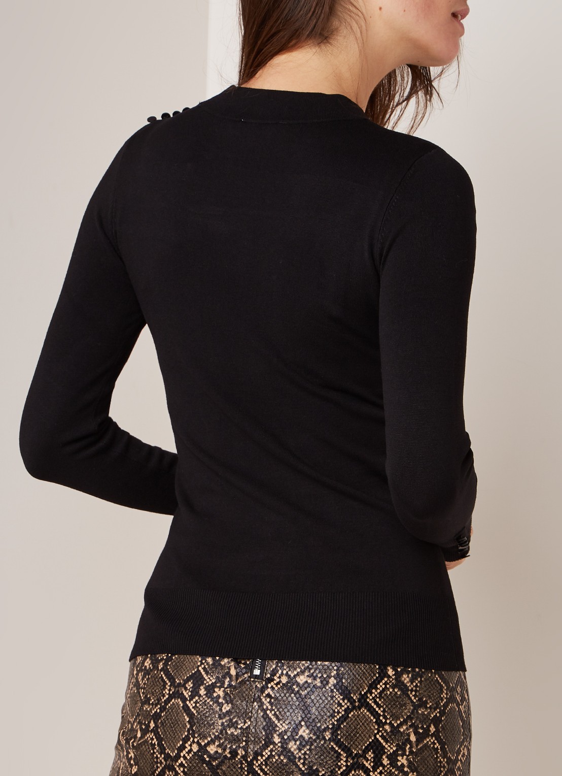 Tulisa fijngebreide longsleeve met sierknopen - achterkant 4 zwart