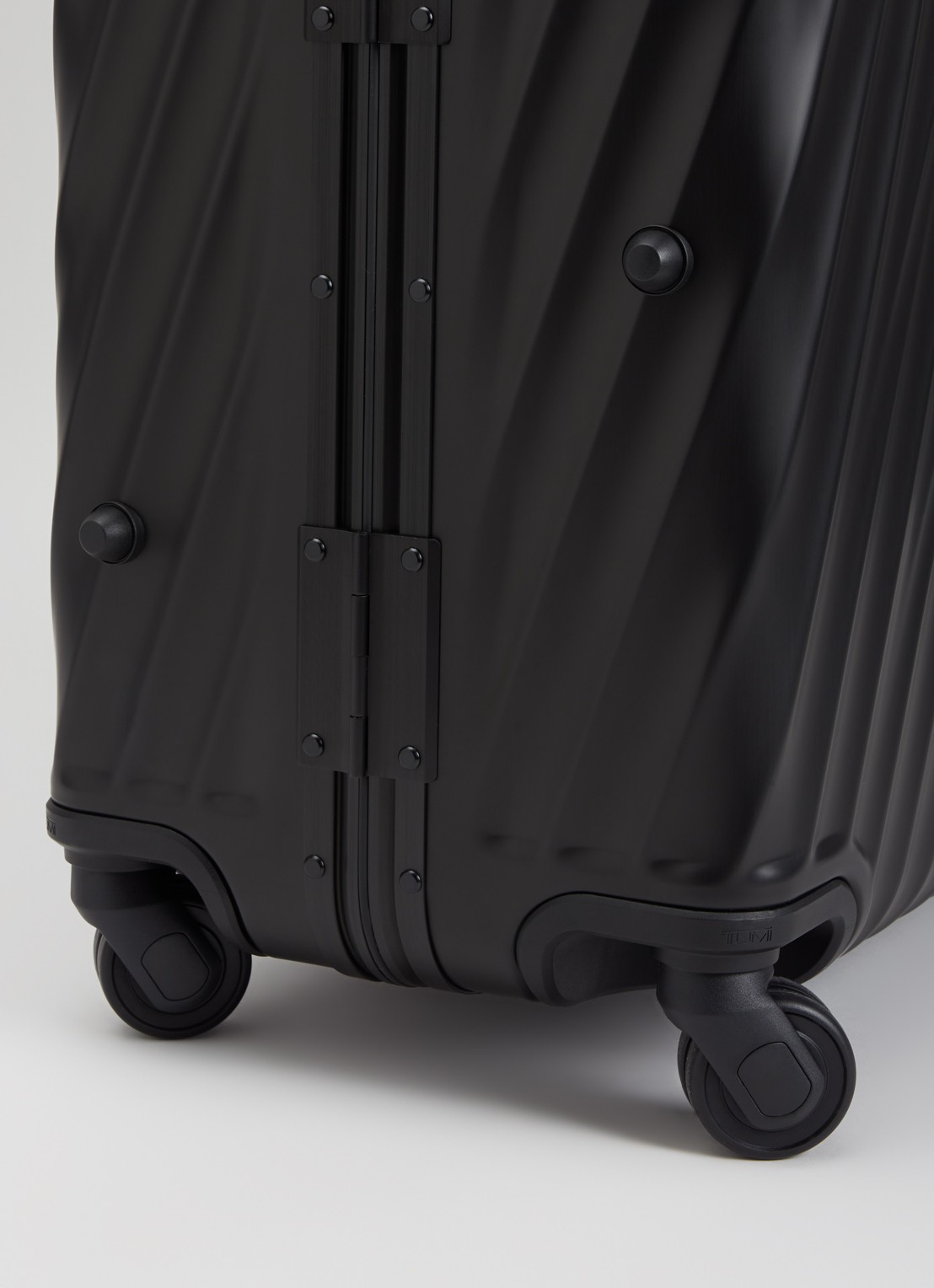 TUMI 19 Degree Aluminium Extended Trip spinner 77,5 cm - detail zwart