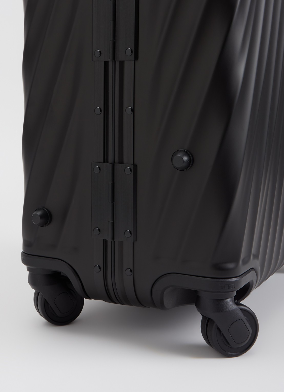 TUMI 19 Degree Aluminium Short Trip spinner 66 cm - detail zwart
