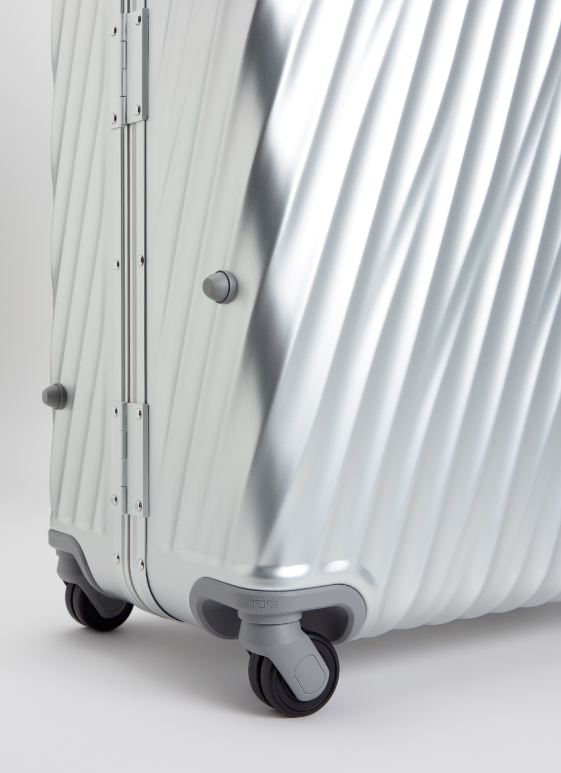 TUMI 19 Degree Aluminium Worldwide Trip spinner 86,5 cm  - detail zilver