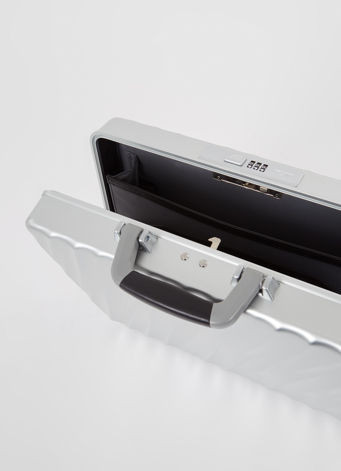 TUMI 19 Degree businesstas van aluminium met afneembare schouderriem - detail 2 zilver
