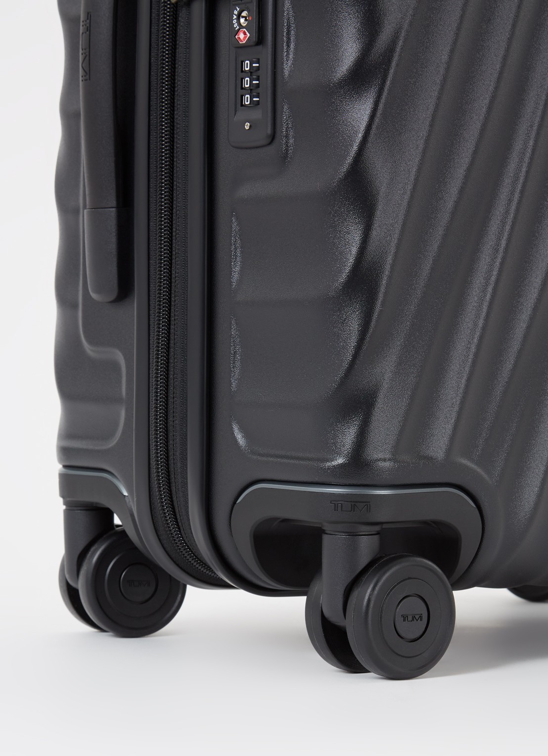 TUMI 19 Degree Continental spinner 55 cm - detail 2 zwart