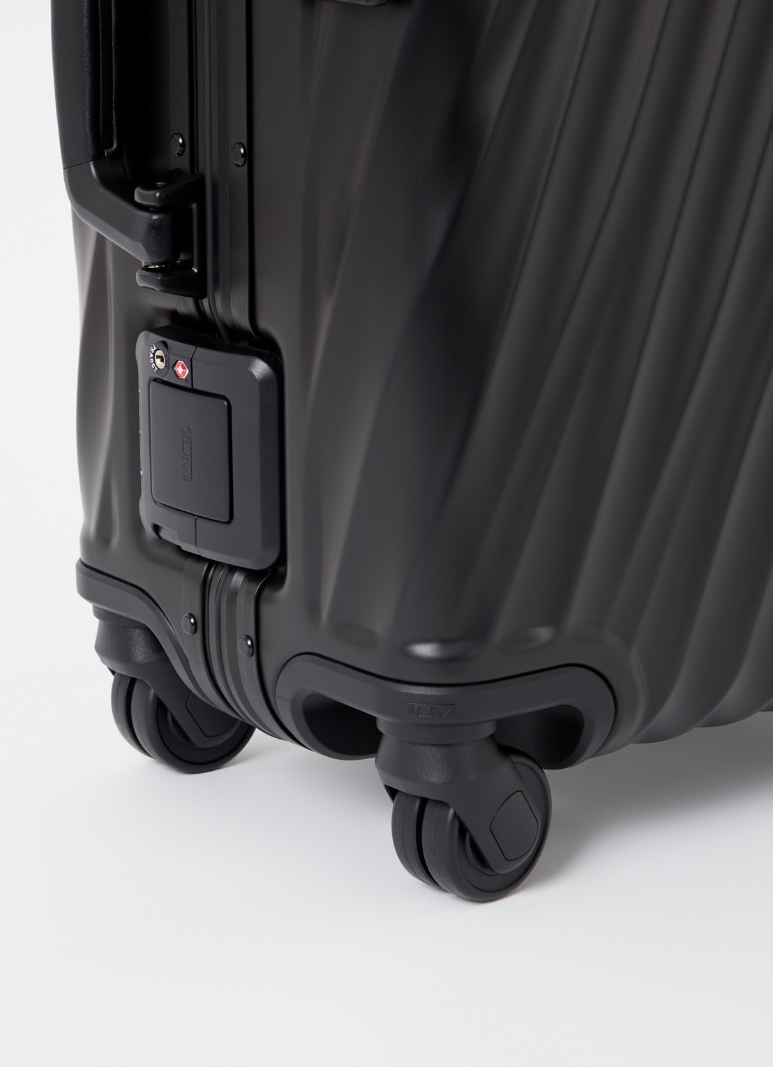 TUMI 19 Degree Continental spinner 56 cm - detail 2 zwart