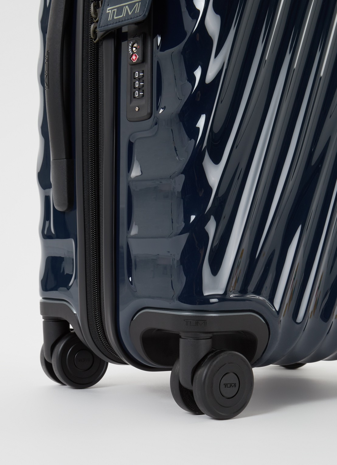 TUMI 19 Degree International vergrootbare spinner 55 cm  - detail donkerblauw