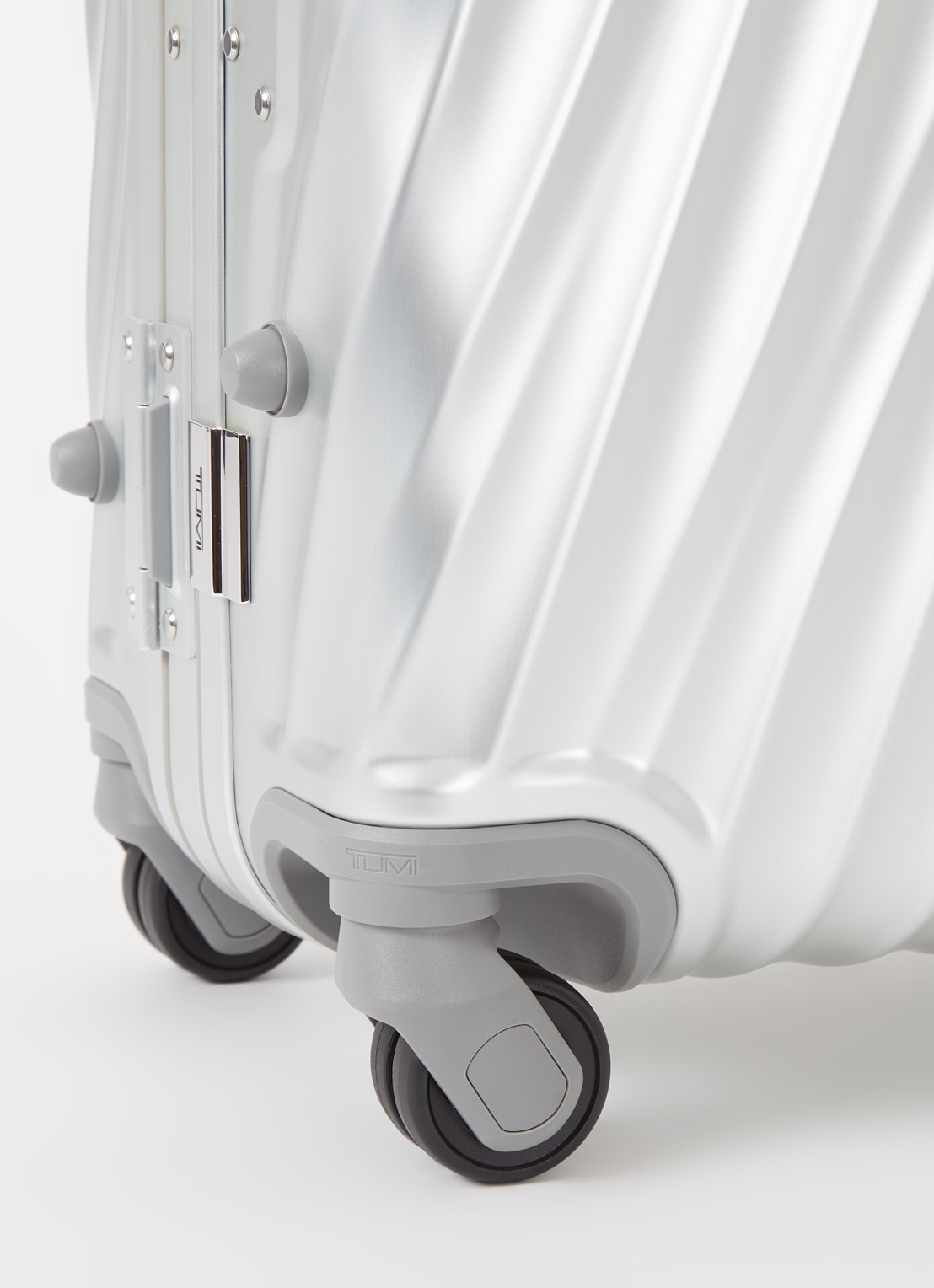 TUMI 19 Degree International vergrootbare spinner 56 cm - detail 2 zilver