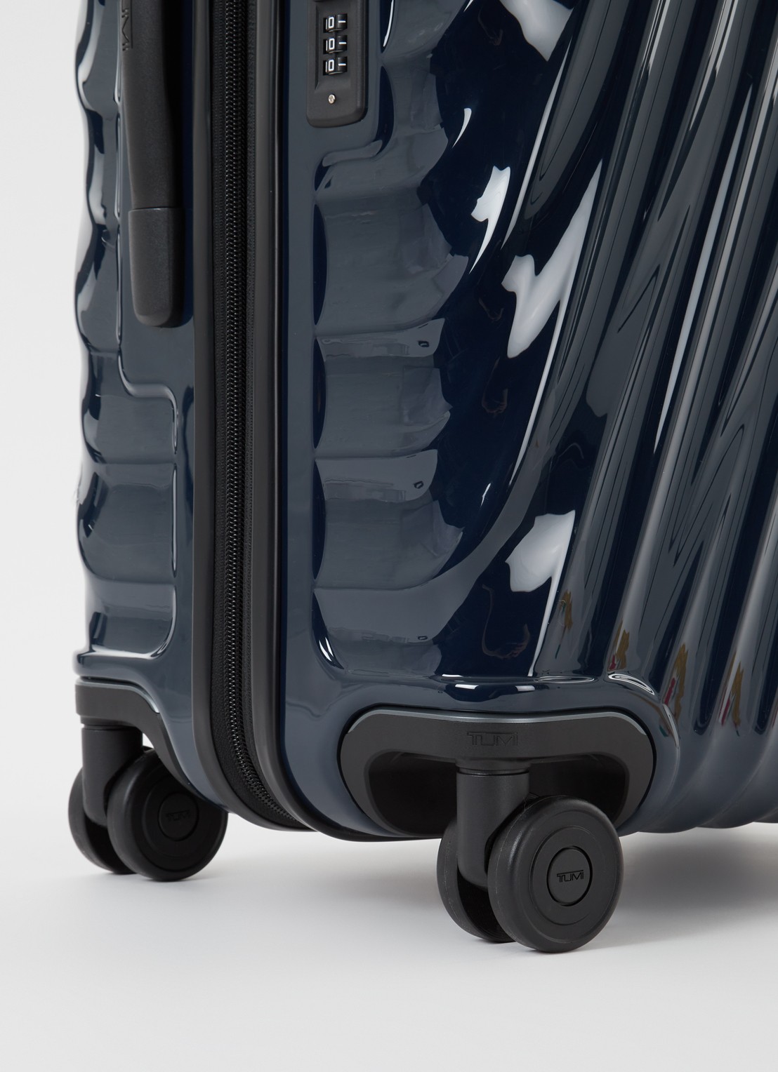 TUMI 19 Degree Short Trip vergrootbare  spinner 66 cm - detail 2 donkerblauw