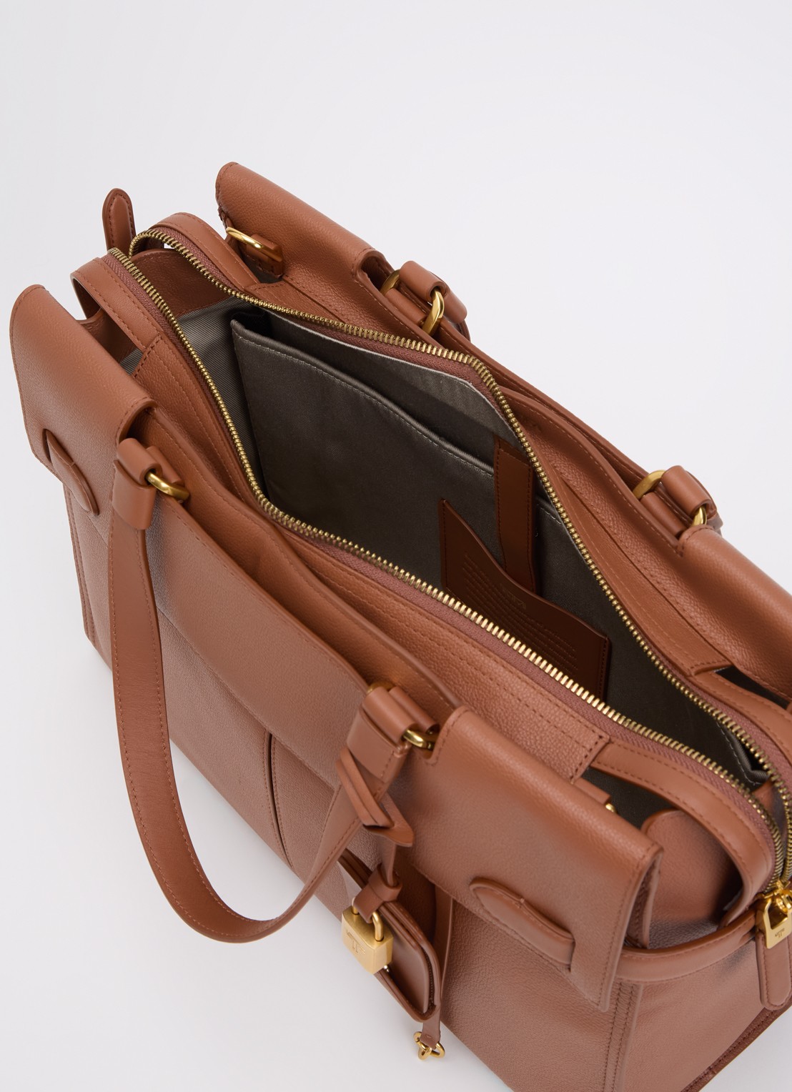TUMI Agent Medium businesstas van leer met 13 inch laptopvak - unisex - detail 5 cognac
