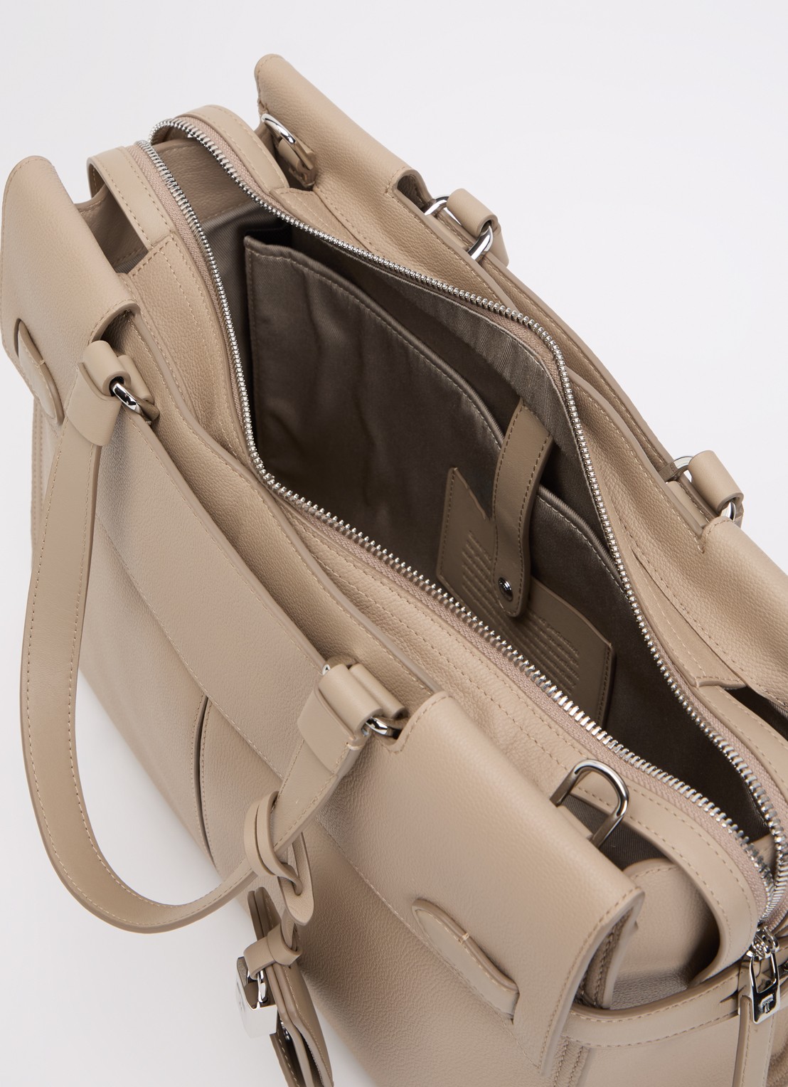 TUMI Agent Medium businesstas van leer met 13 inch laptopvak - unisex - detail 4 beige