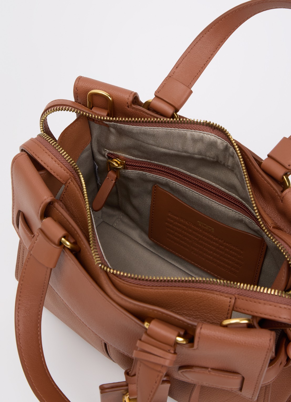 TUMI Agent Small handtas van leer - detail 4 steenrood