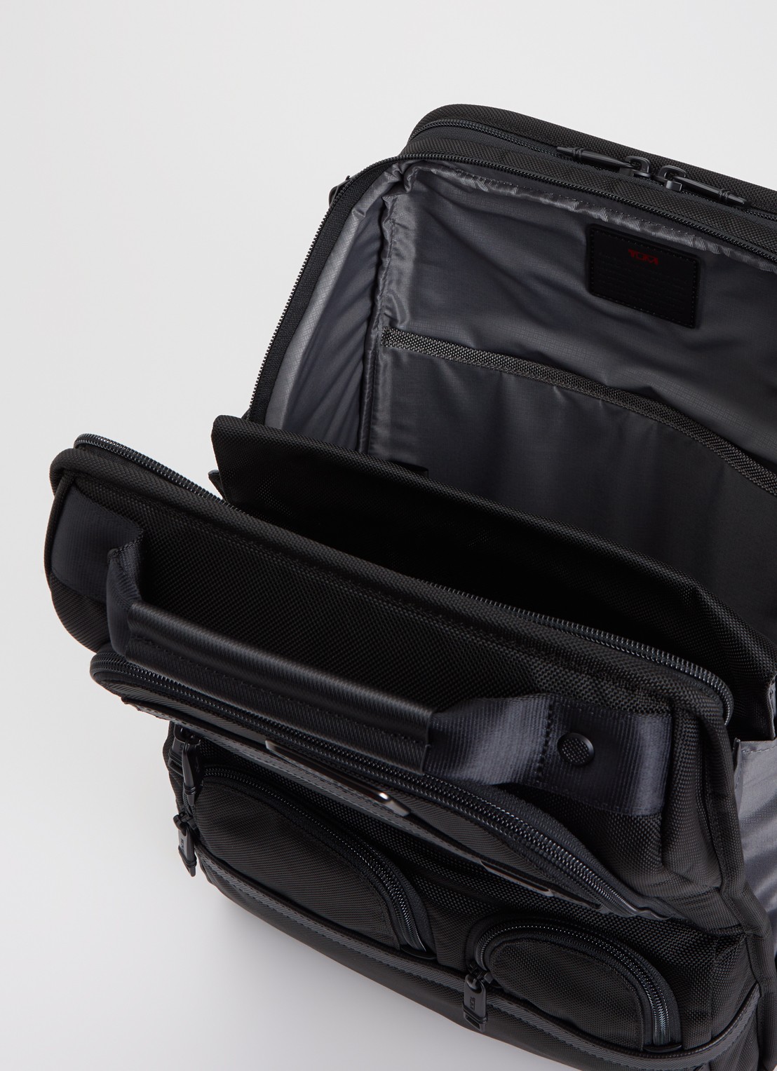 TUMI Alpha 3 Compact Brief Pack rugzak met 15 inch laptopvak - detail 2 zwart