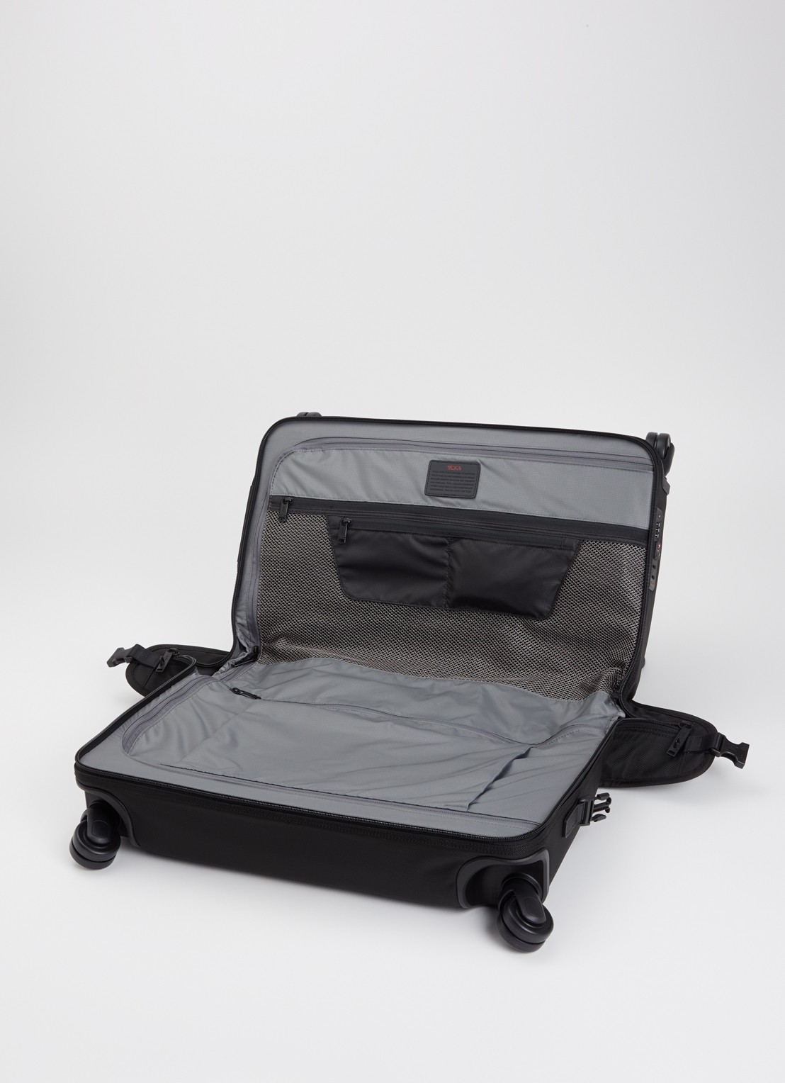 TUMI Alpha 3 Garment Carry-On spinner 37 cm - voorkant 4 zwart
