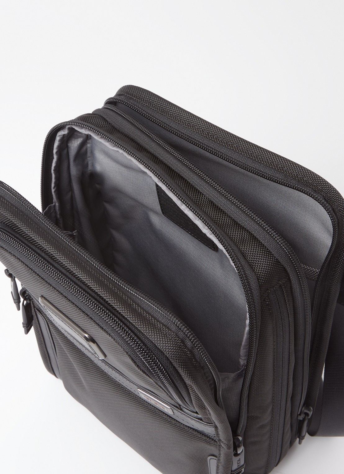 TUMI Alpha 3 Organizer crossbodytas met verstelbare schouderriem - detail 2 zwart