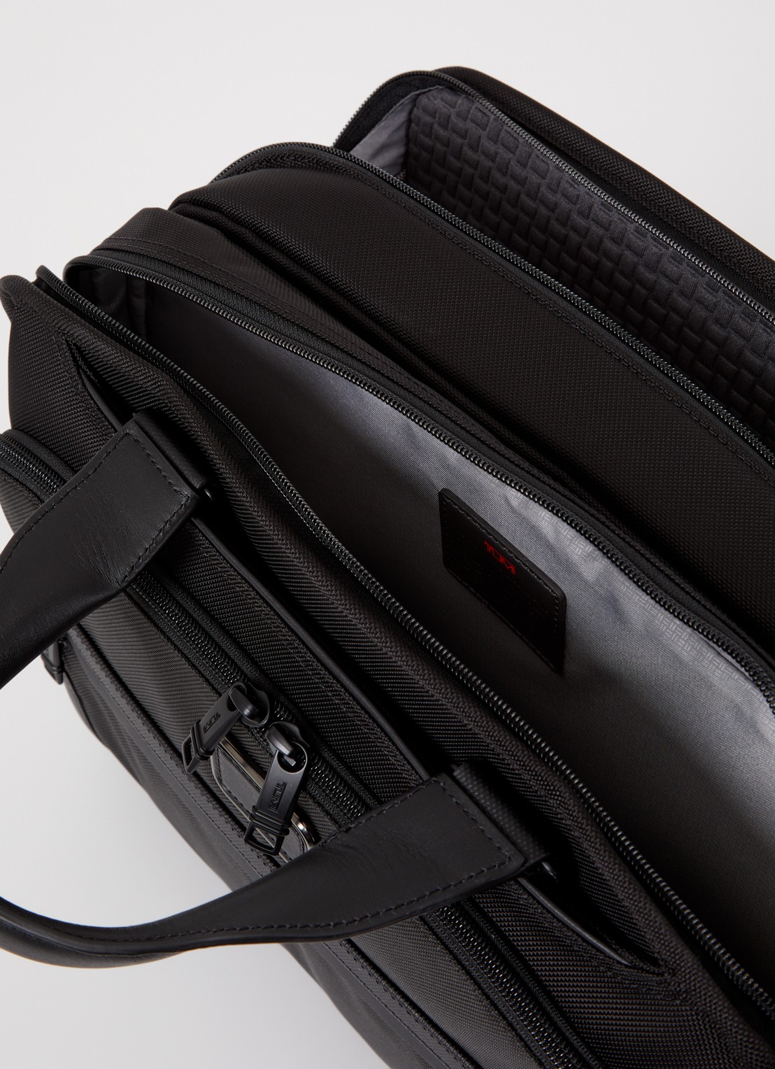 TUMI Alpha 3 Organizer laptoptas van leer met 15 inch laptopvak - detail 2 zwart