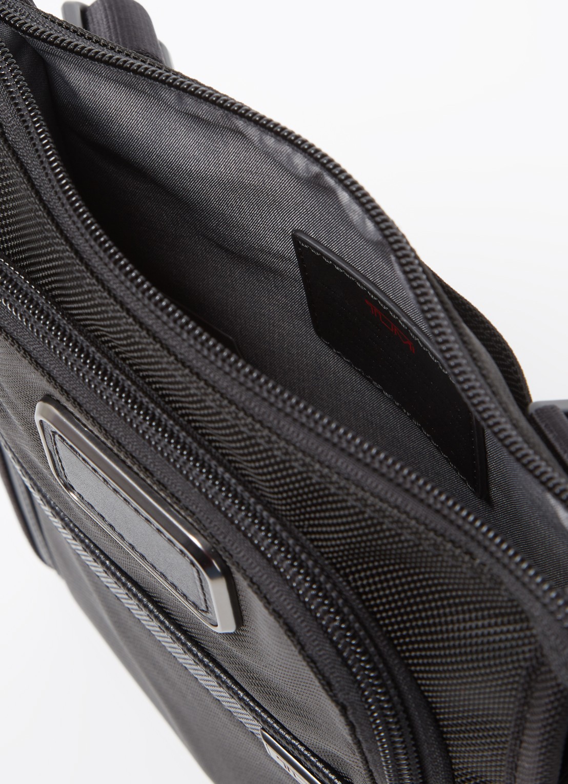 TUMI Alpha 3 Pocket crossbodytas met leren details - detail 2 zwart