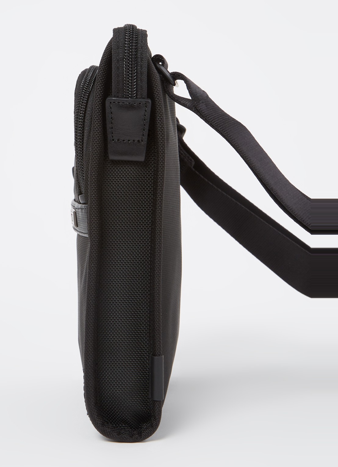 TUMI Alpha 3 Pocket crossbodytas met leren details - detail 3 zwart