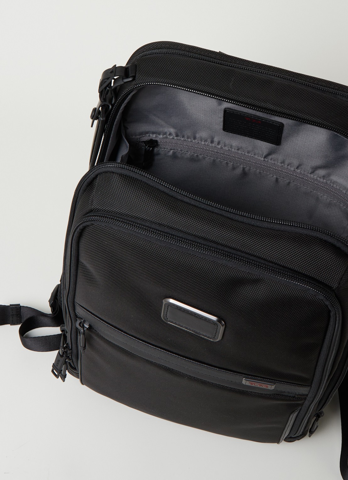 TUMI Alpha 3 Slim rugzak met 15 inch laptopvak - detail 2 zwart