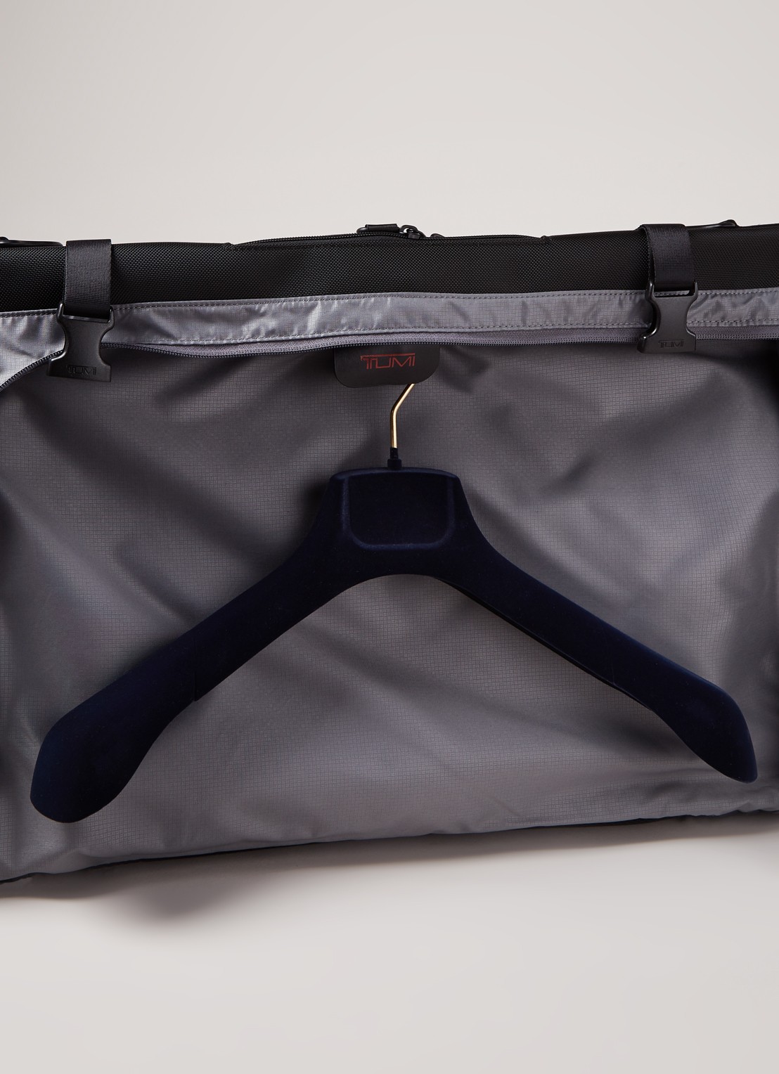 TUMI Alpha 3 Tri-Fold weekendtas - detail 5 zwart