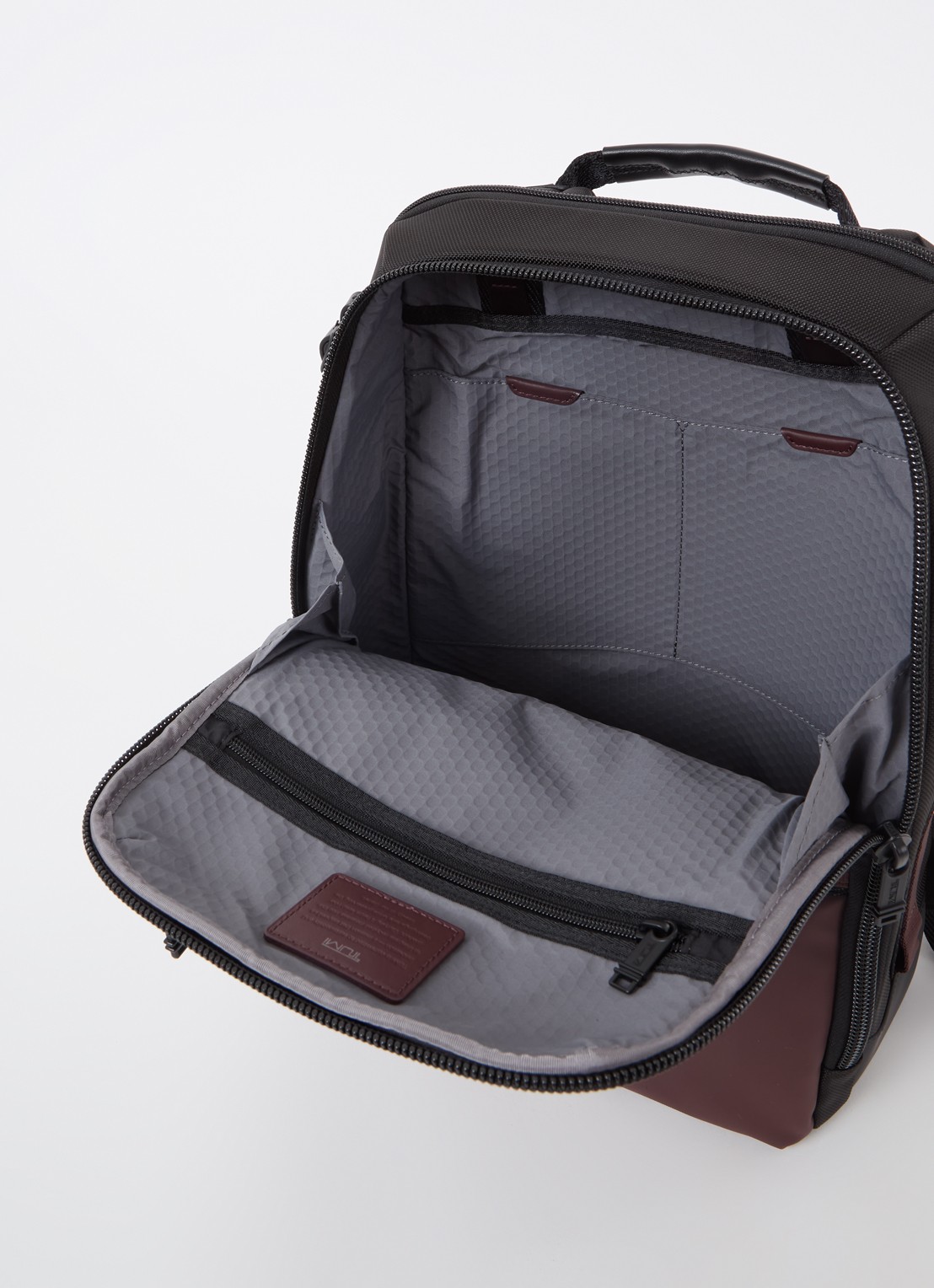 TUMI Alpha Bravo Dynamic rugzak met 15 inch laptopvak - detail bordeauxrood