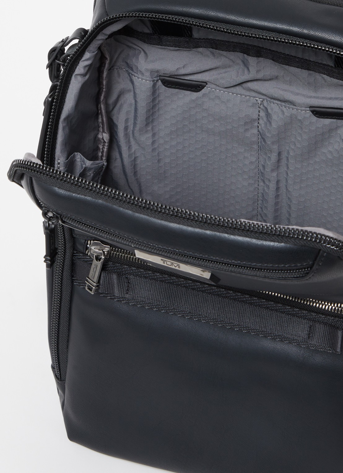 TUMI Alpha Bravo Dynamic rugzak van leer met 15 inch laptopvak  - detail 3 zwart