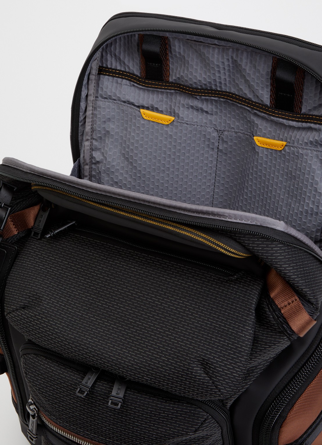 TUMI Alpha Bravo Nomadic rugzak met 15 inch laptopvak  - detail zwart