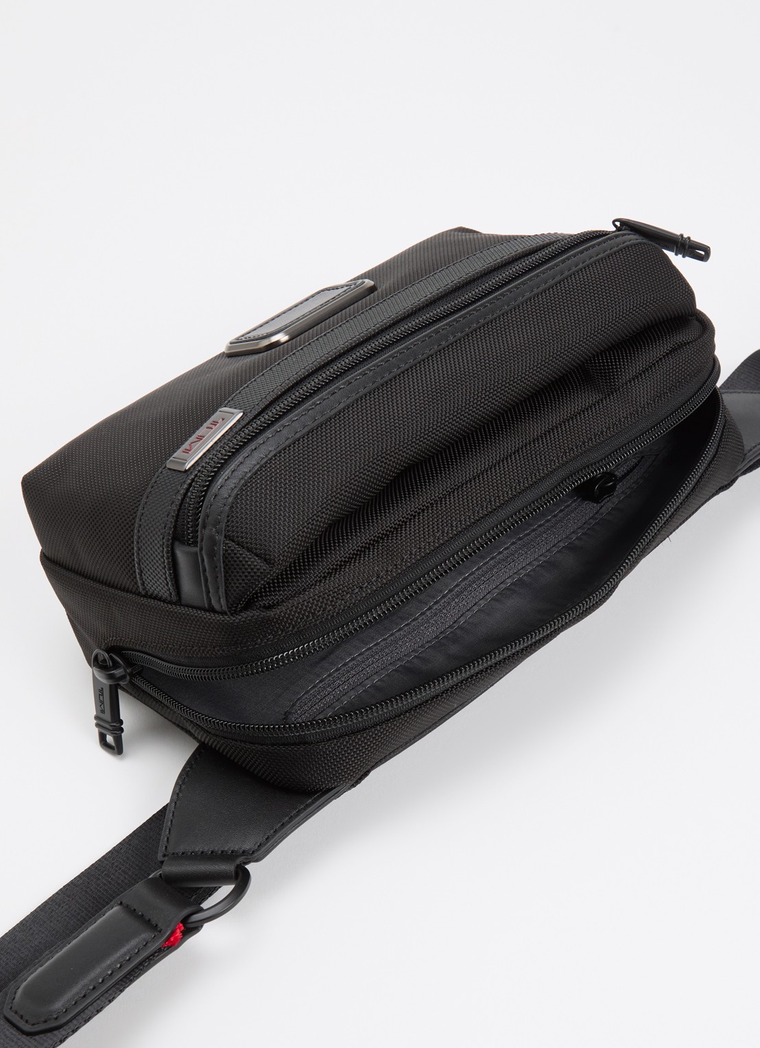 TUMI Alpha East West heuptas met leren details - detail 2 zwart