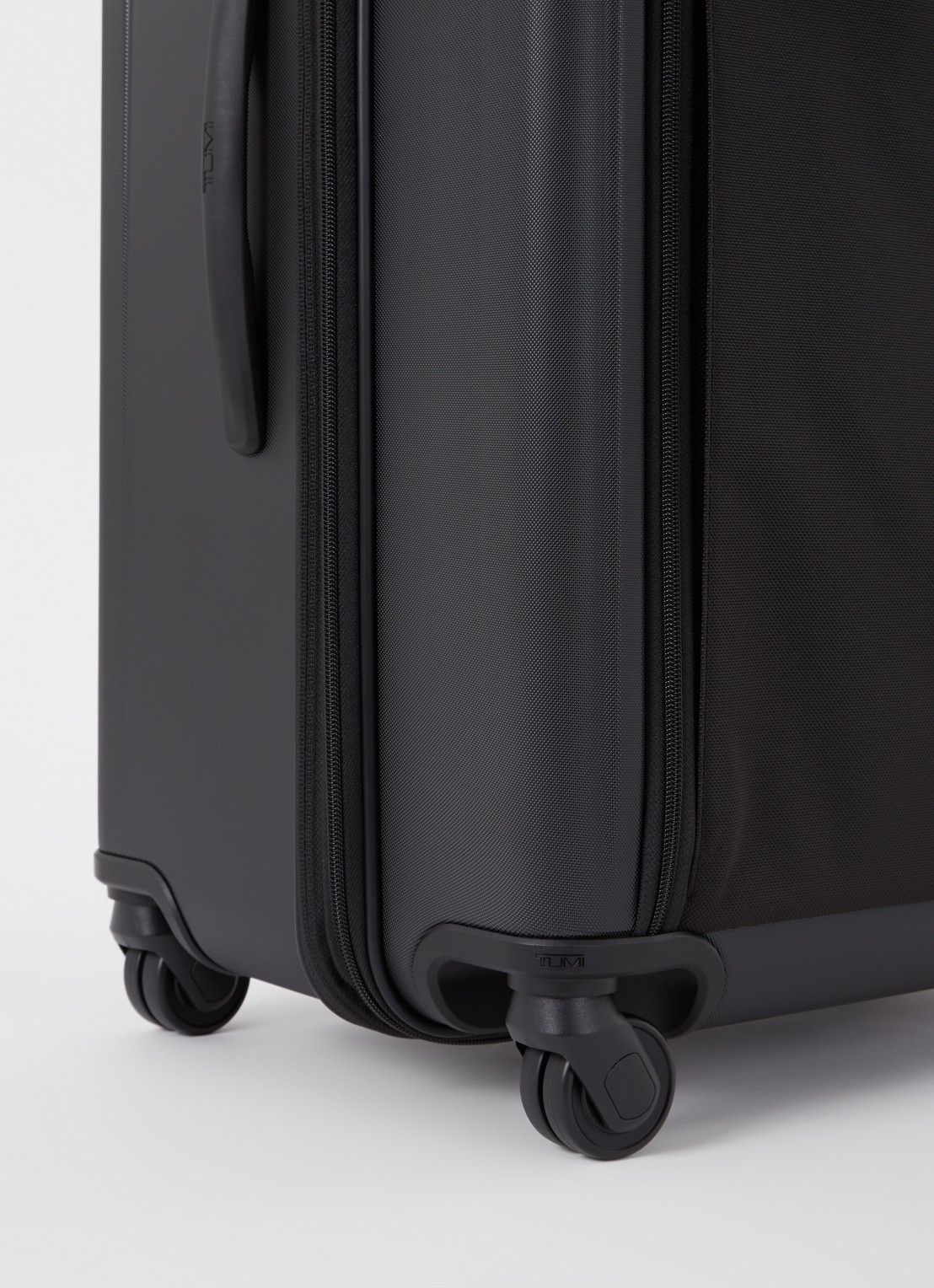 TUMI Alpha Hybrid Medium vergrootbare spinner 73,5 cm - detail 3 zwart