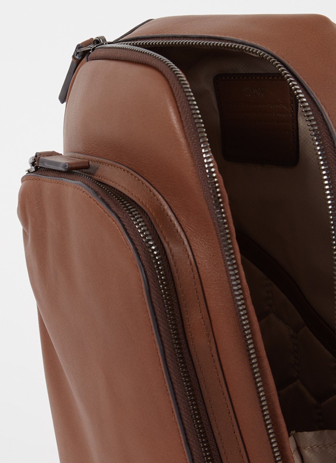 TUMI Harrison Gregory Sling crossbodytas van leer met verstelbare schouderband - detail 2 cognac