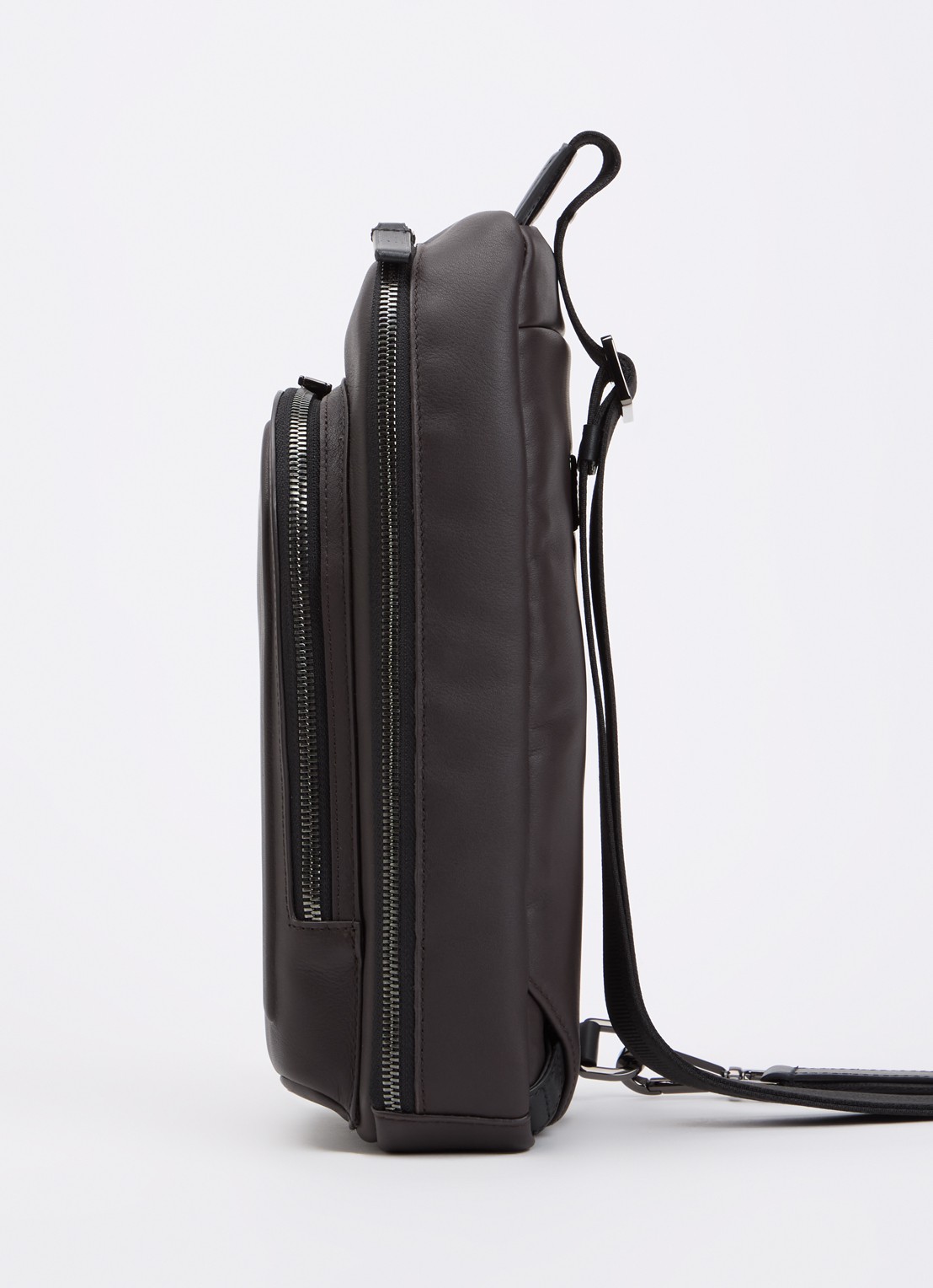 TUMI Harrison Gregory Sling crossbodytas van leer - detail 3 donkerbruin