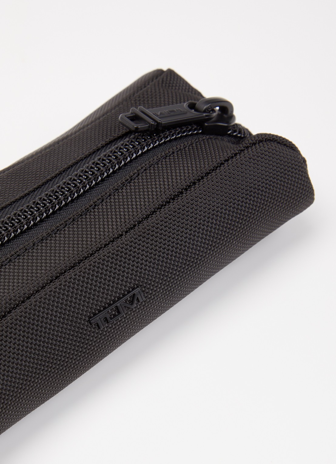 TUMI Pennenetui met logo - detail 2 zwart