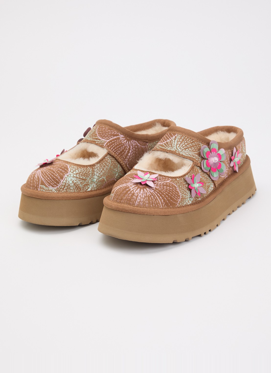 UGG Bea Mary Jane Meadow instapper van suède - detail donkerbeige