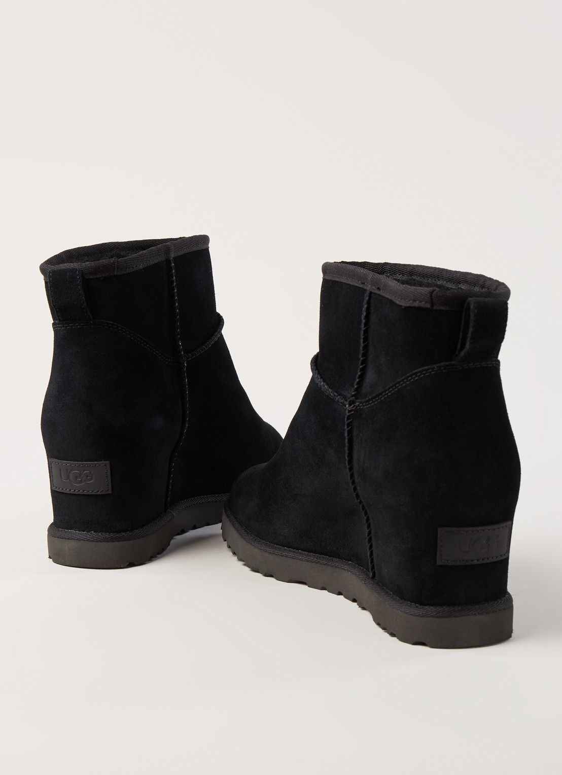UGG Classic Femme Mini enkellaarsje van suède - detail zwart