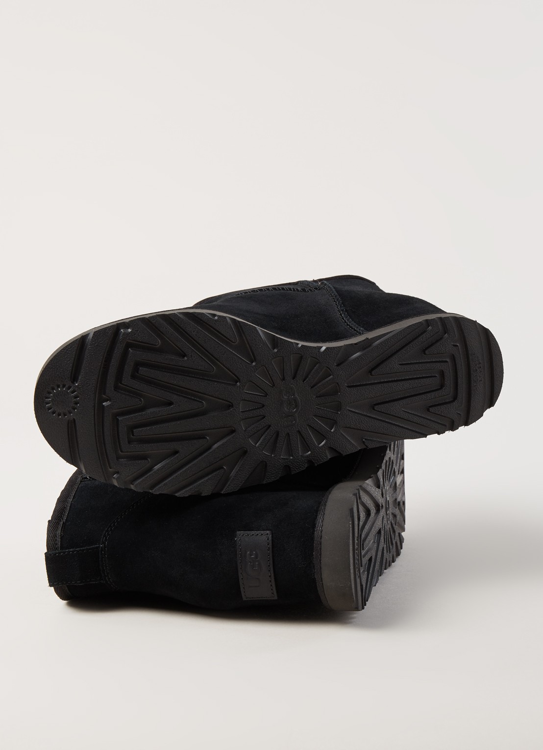 UGG Classic Femme Mini enkellaarsje van suède - detail 3 zwart