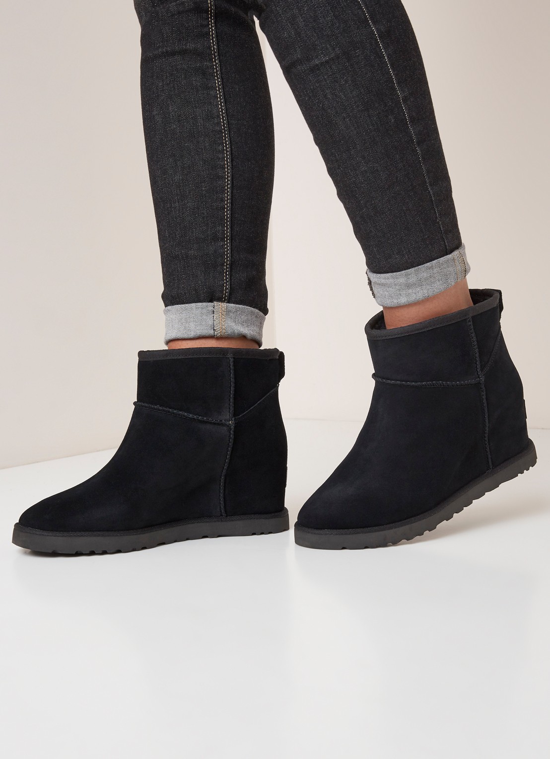 UGG Classic Femme Mini enkellaarsje van suède - voorkant 5 zwart