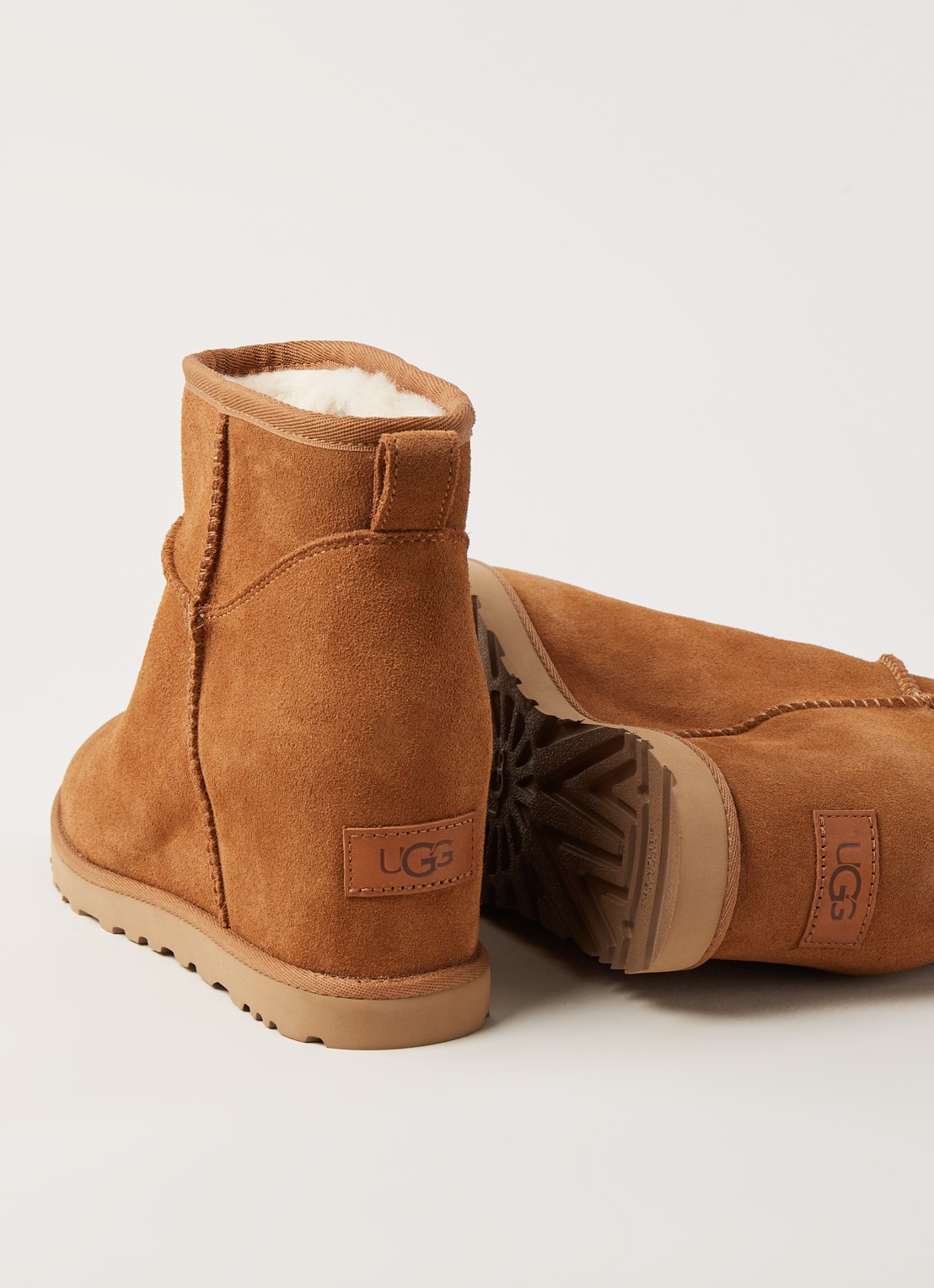 UGG Classic Femme Mini enkellaarsje van suède - detail 3 kastanjebruin