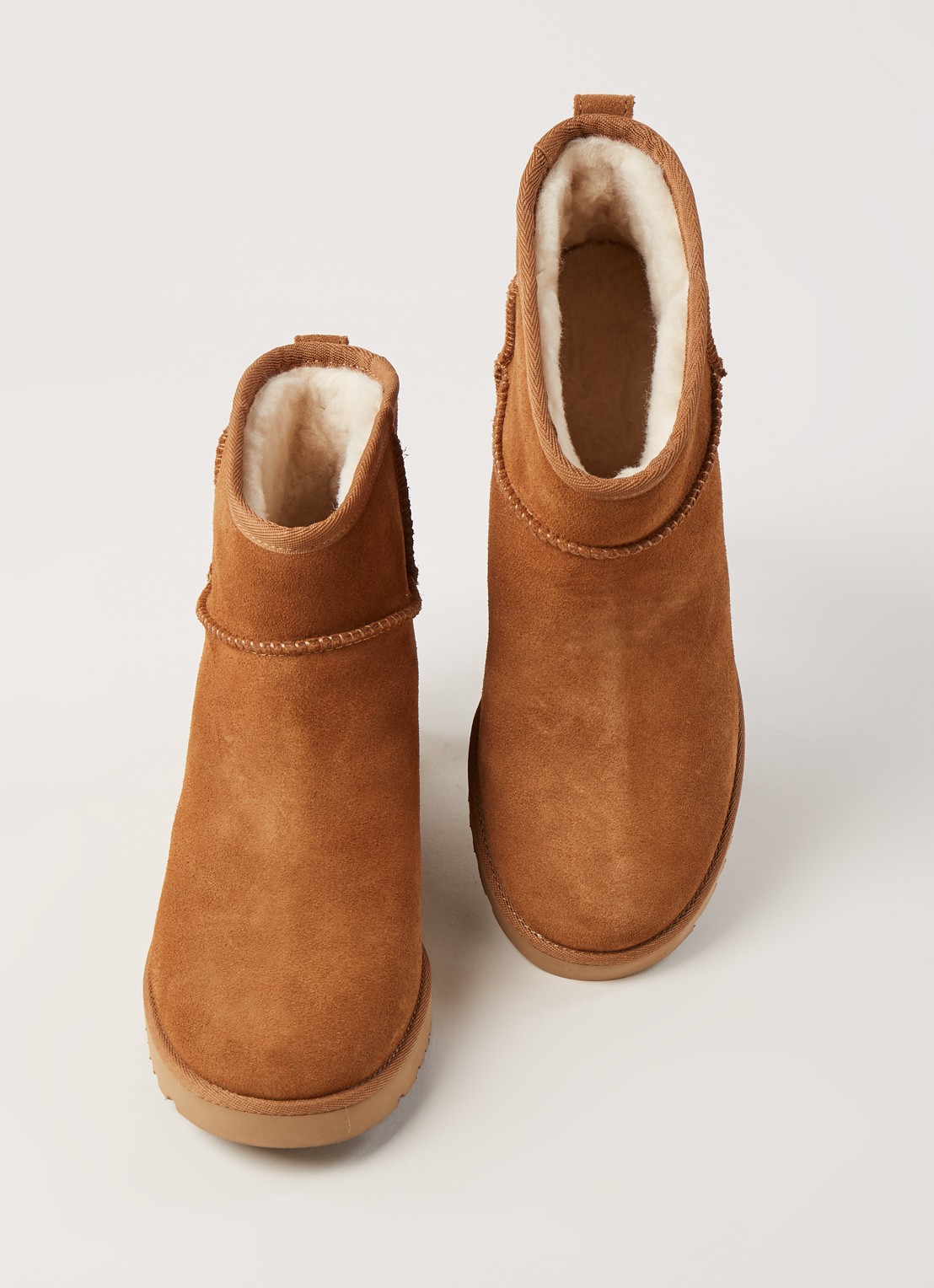 UGG Classic Femme Mini enkellaarsje van suède - detail 4 kastanjebruin