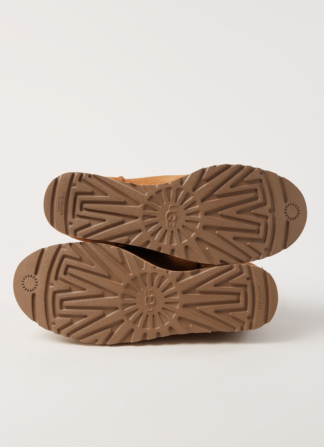 UGG Classic Femme Mini enkellaarsje van suède - detail 5 kastanjebruin