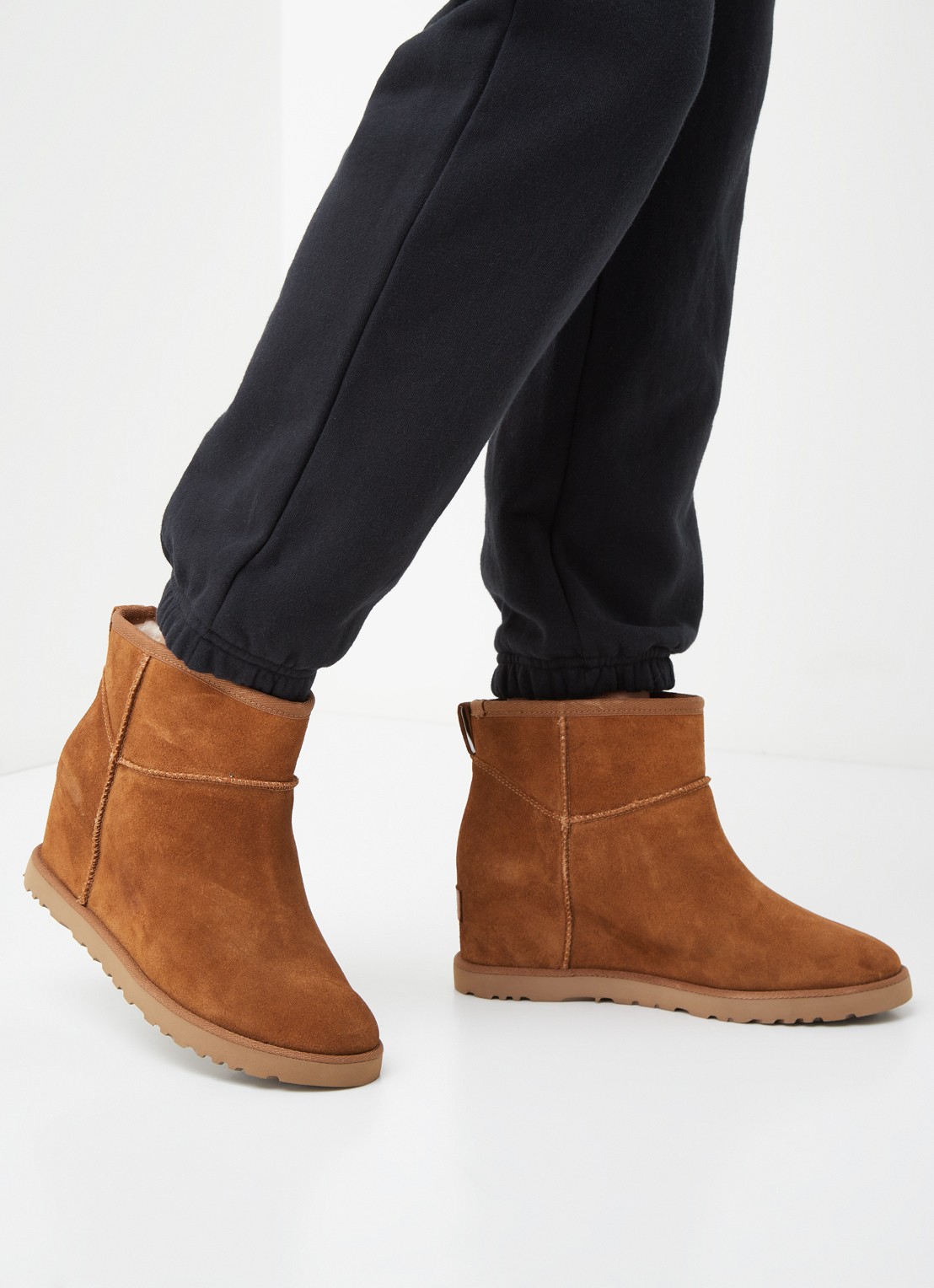 UGG Classic Femme Mini enkellaarsje van suède - voorkant 2 kastanjebruin