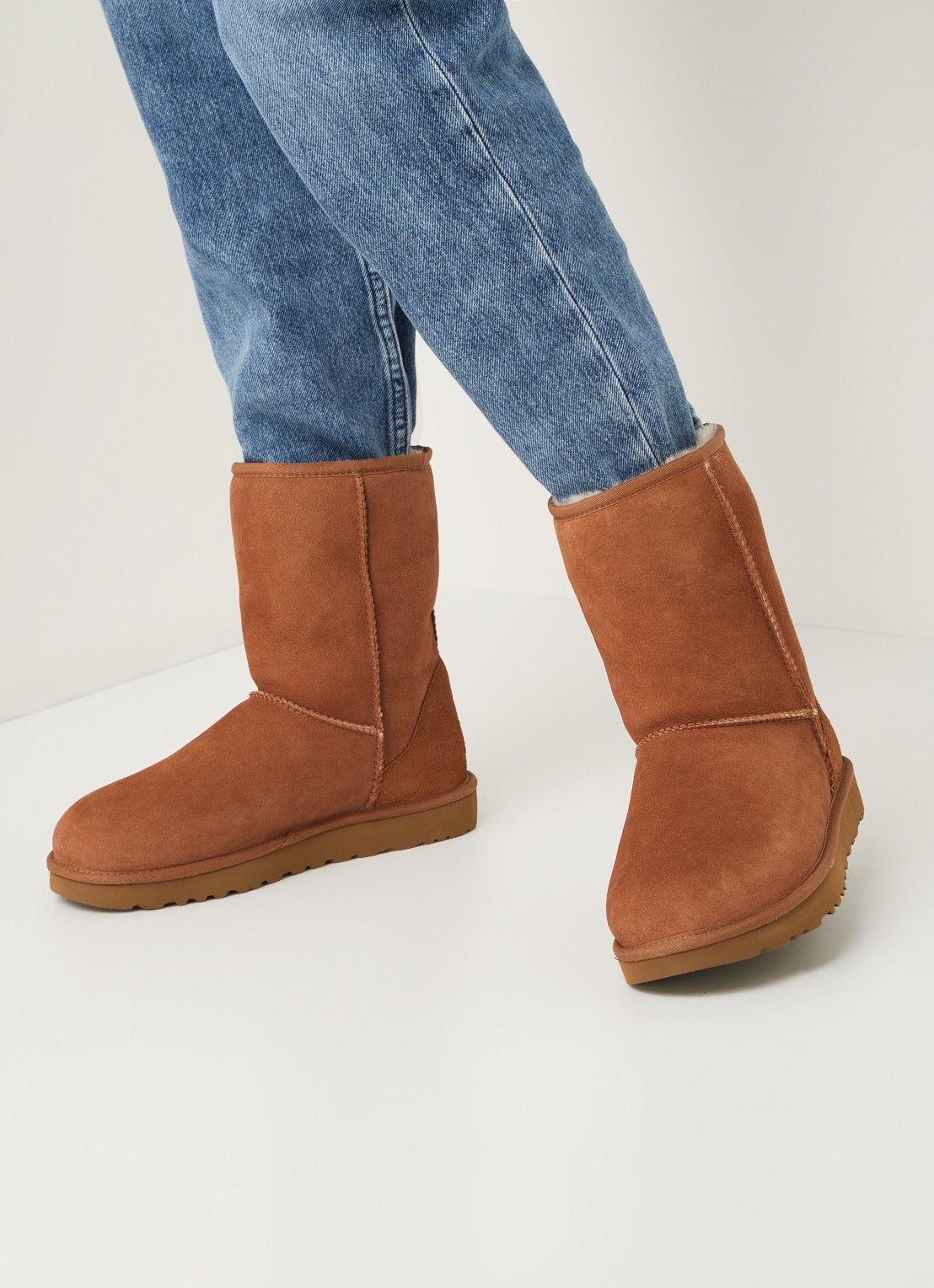 UGG Classic II Short enkellaarsje van suède - voorkant 2 cognac