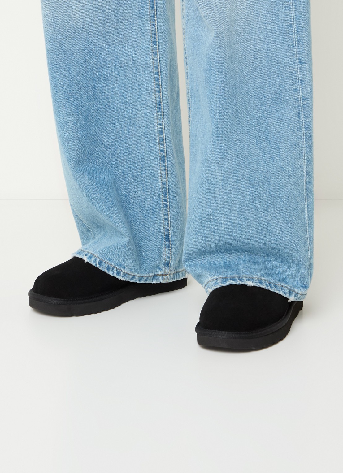 UGG Classic Micro instapper van suède - voorkant 2 zwart