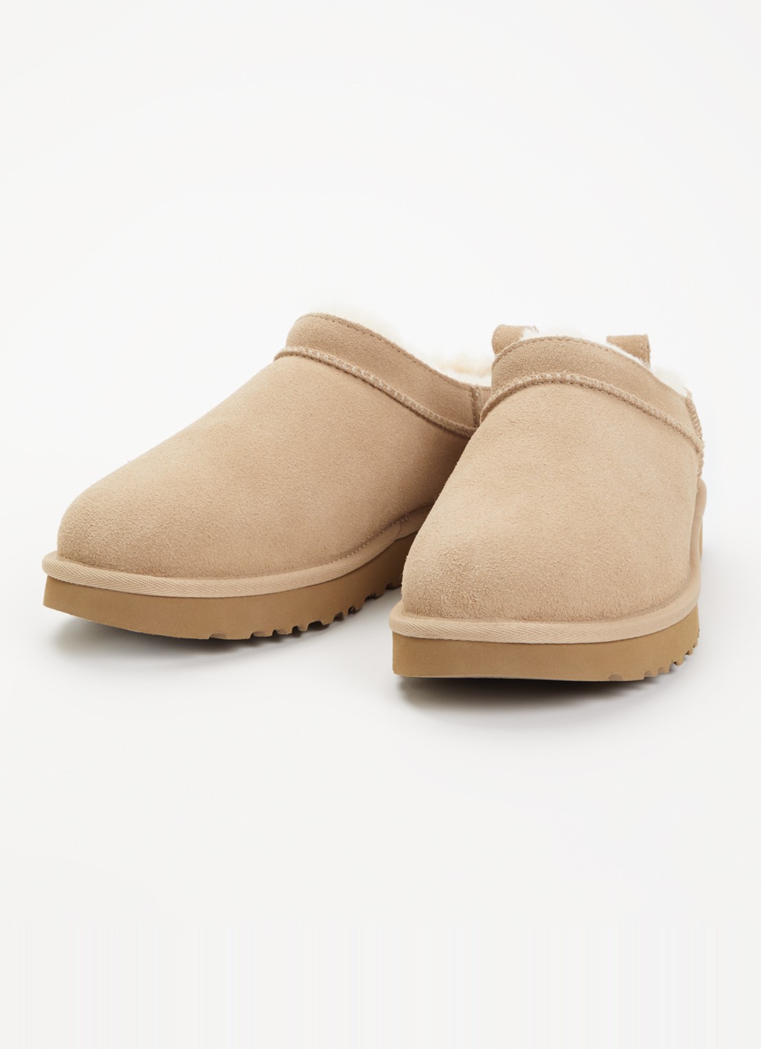 UGG Classic Micro instapper van suède - detail donkerbeige