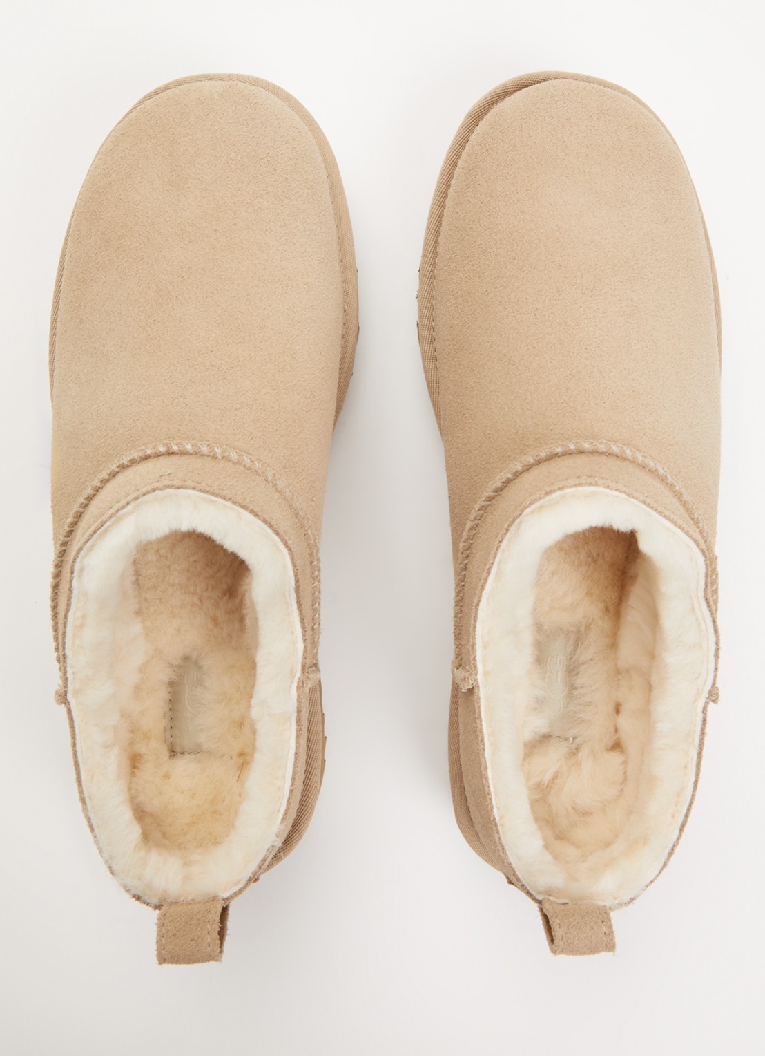UGG Classic Micro instapper van suède - detail 2 donkerbeige