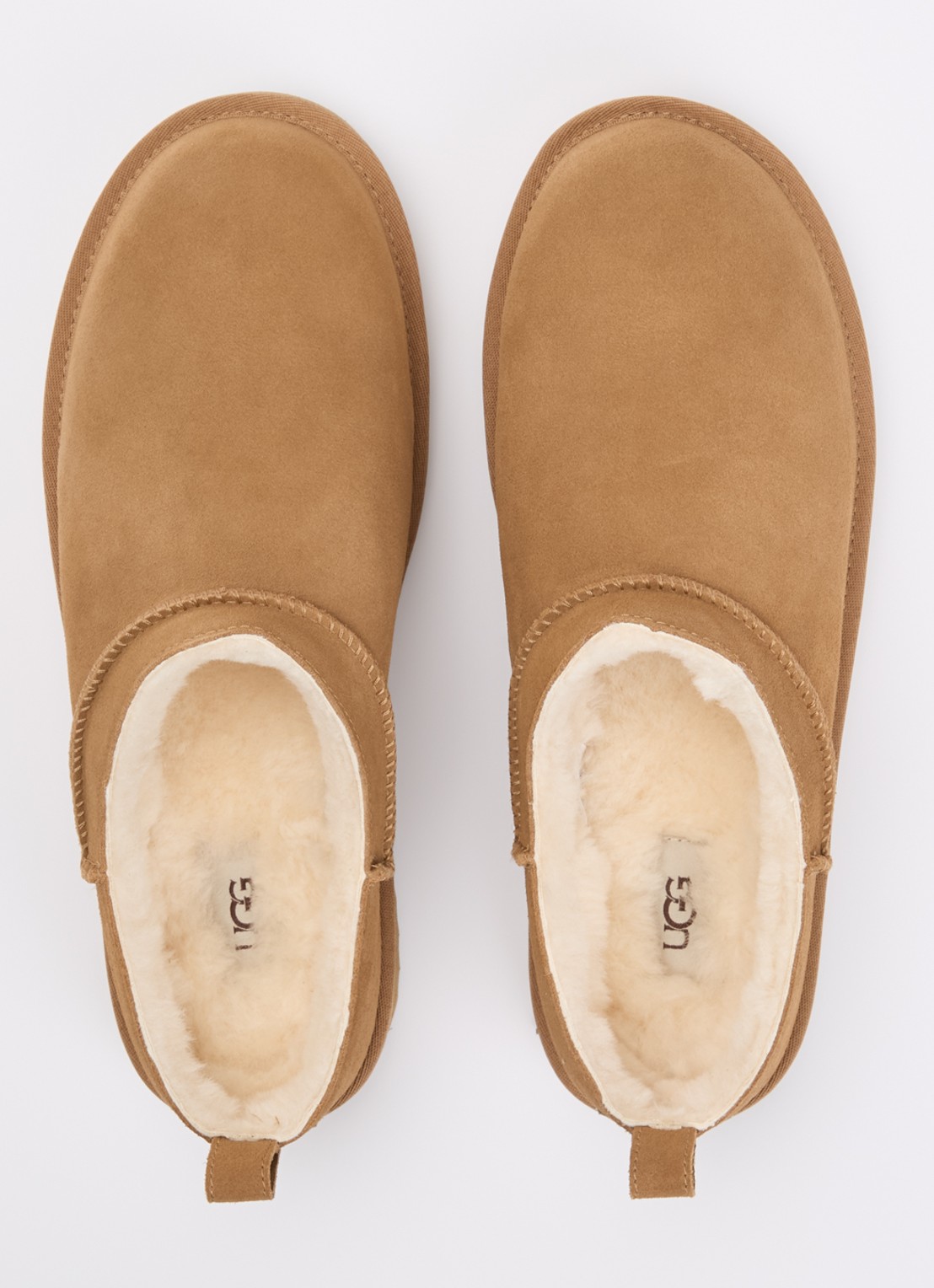 UGG Classic Micro instapper van suède - detail 4 camel