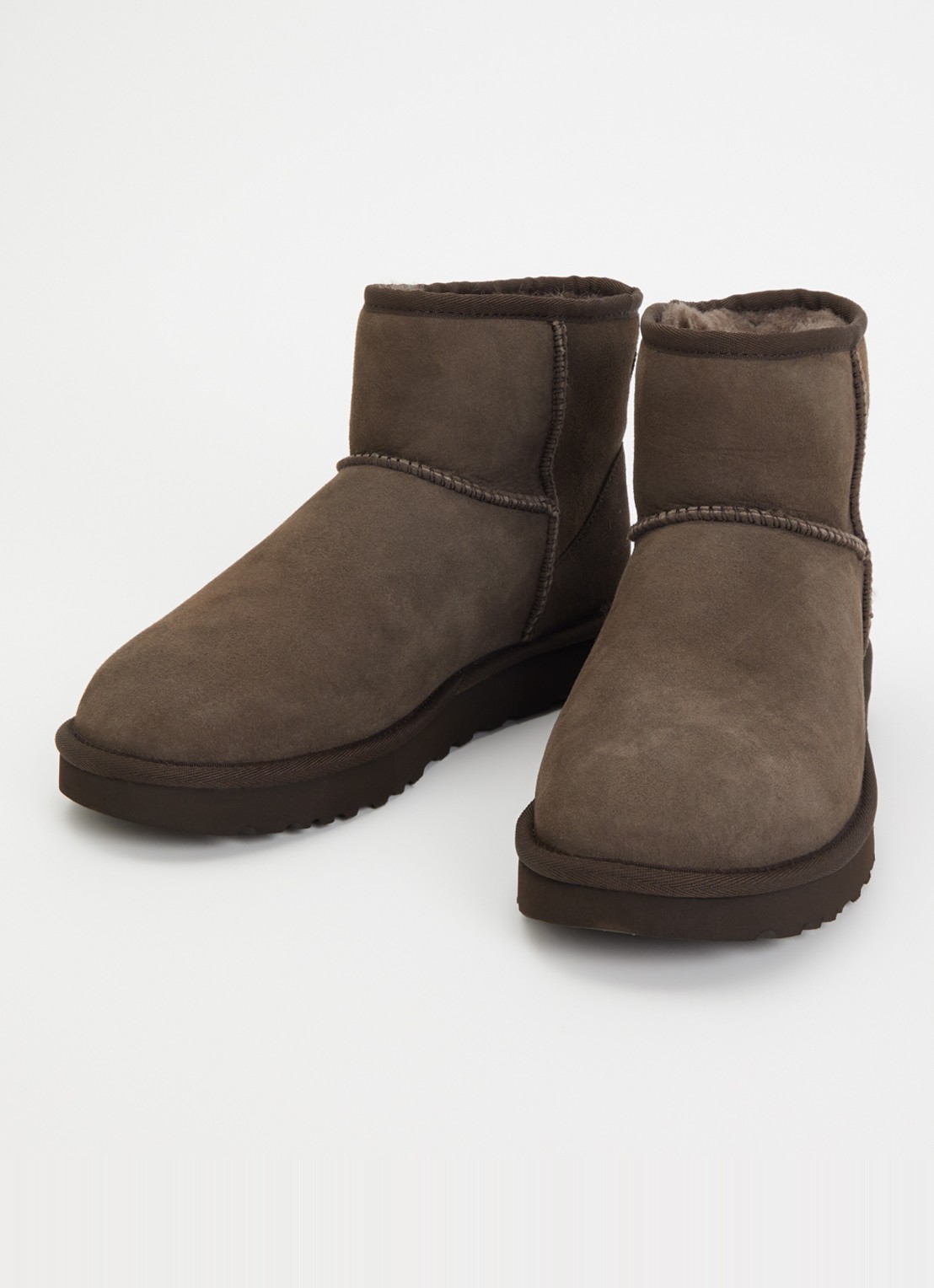 UGG Classic Mini enkellaarsje van suède - detail 2 donkerbruin