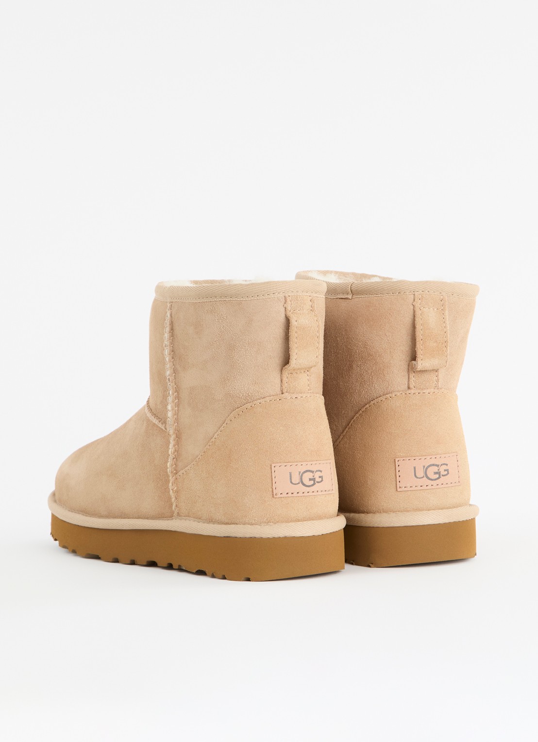 UGG Classic Mini enkellaarsje van suède - achterkant camel