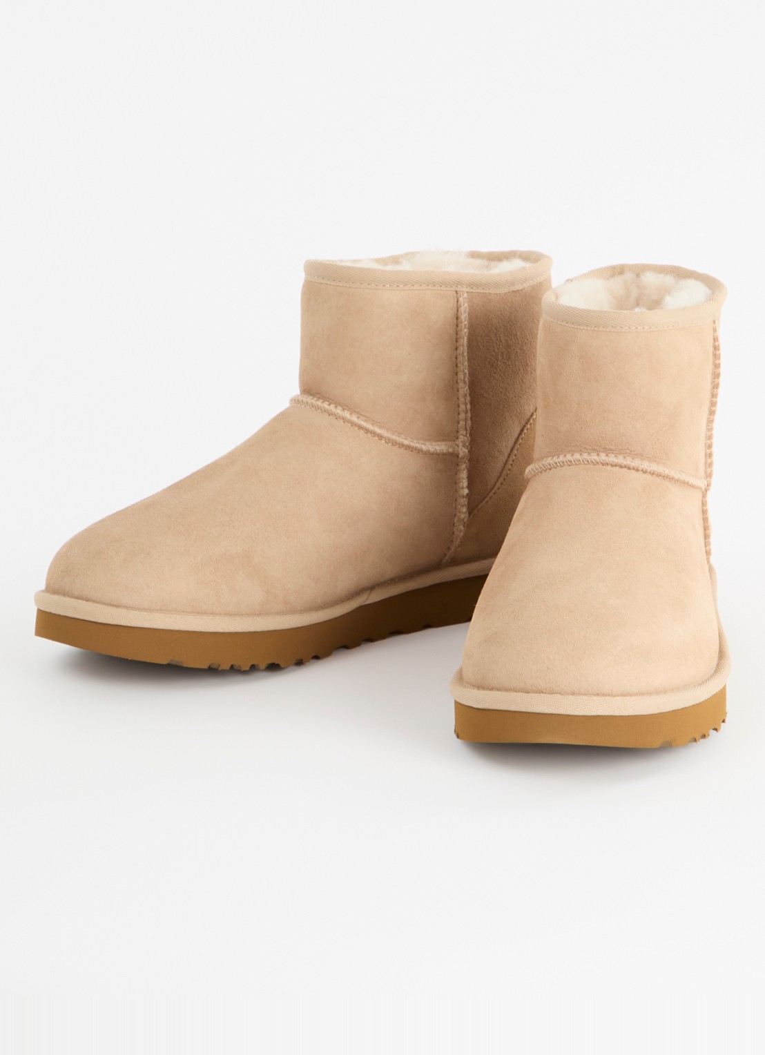UGG Classic Mini enkellaarsje van suède - detail 2 camel